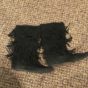 MINNETONKA Black fringe boots